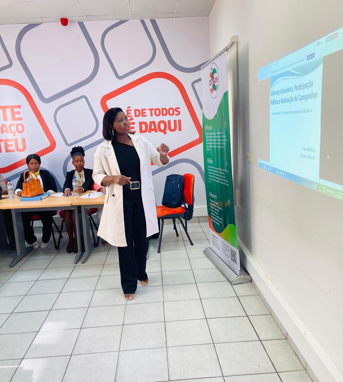 TREINAMENTO PARA MULHERES ACTIVISTAS SOBRE LIDERANÇA FEMININA